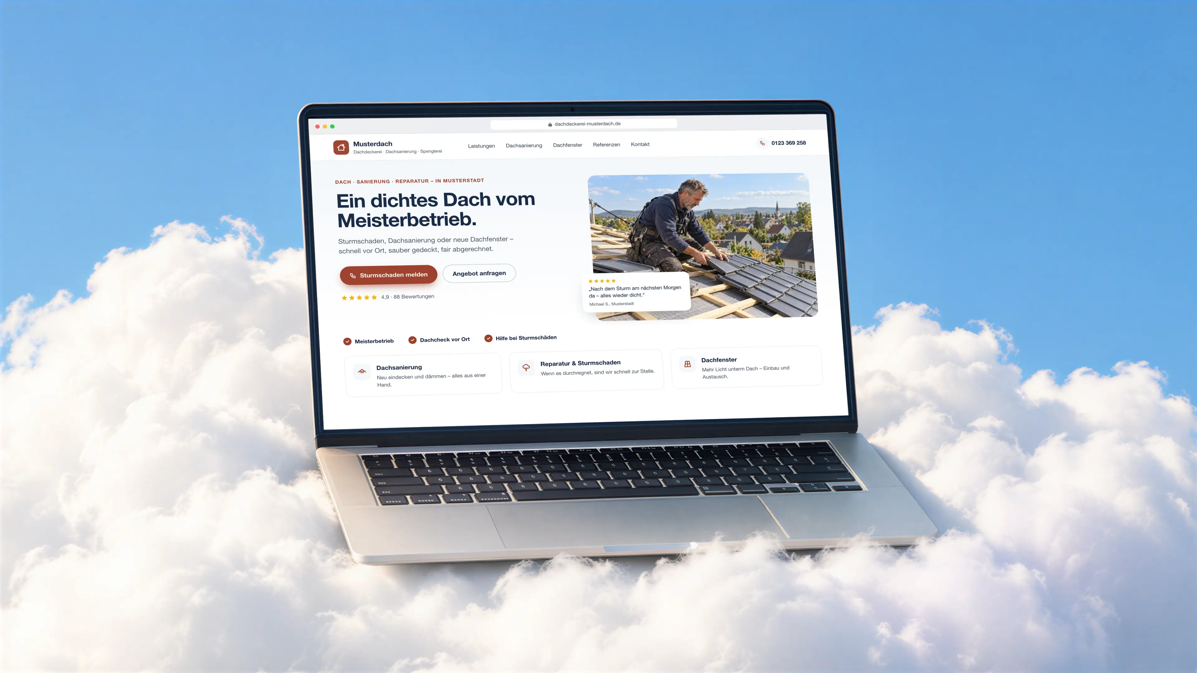 Beispiel-Website einer Dachdeckerei mit Sturmschaden-Knopf, Dachsanierung, Reparatur und Dachfenstern auf einem Laptop