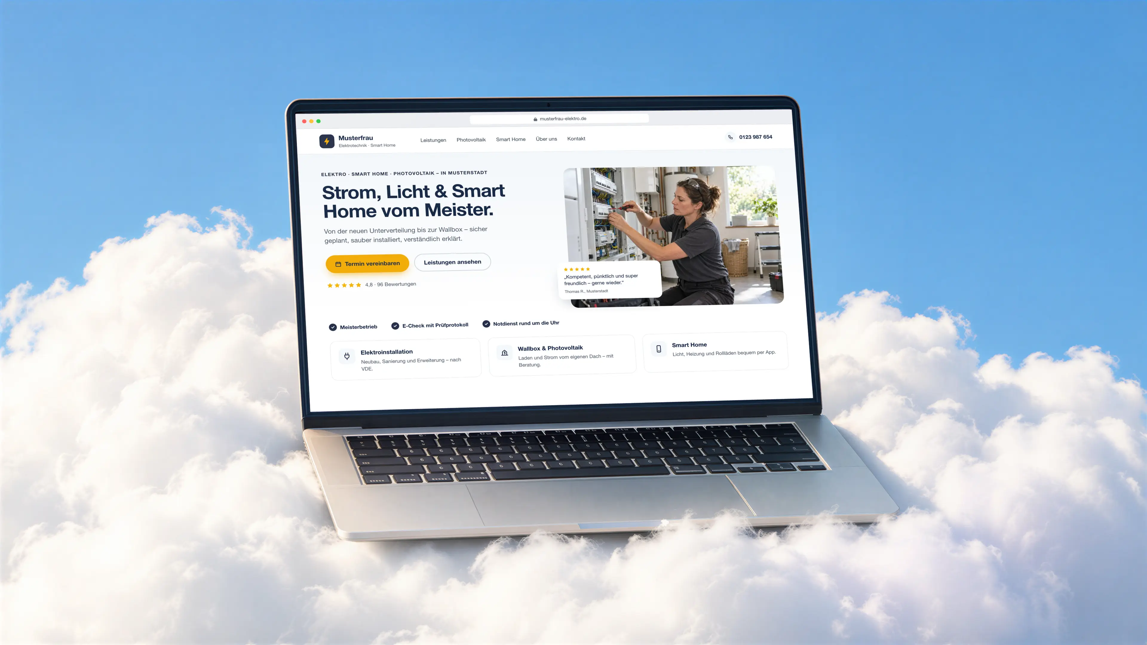 Die Beispiel-Website eines Elektrobetriebs, fertig auf einem Laptop über den Wolken.
