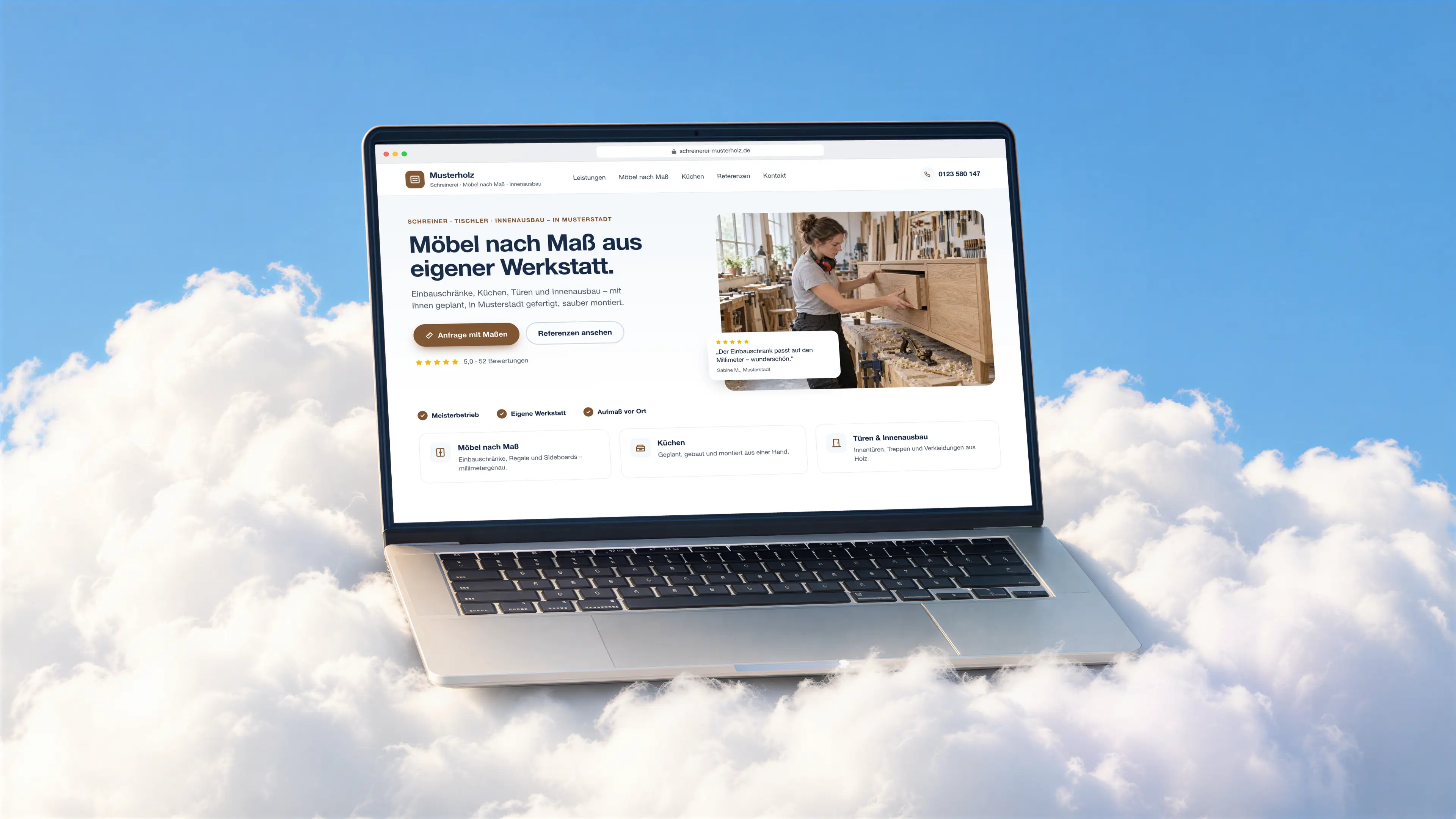 Beispiel-Website einer Schreinerei mit Möbeln nach Maß, Küchen, Türen und Innenausbau auf einem Laptop